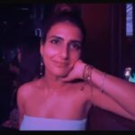 Fatima Sana Shaikh Instagram - When you don’t know how to pose.. peace sign to the rescue ✌🏻 @prateekkuhad @humera_shaikh19 #aboutlastnight The Piano Man Jazz Club