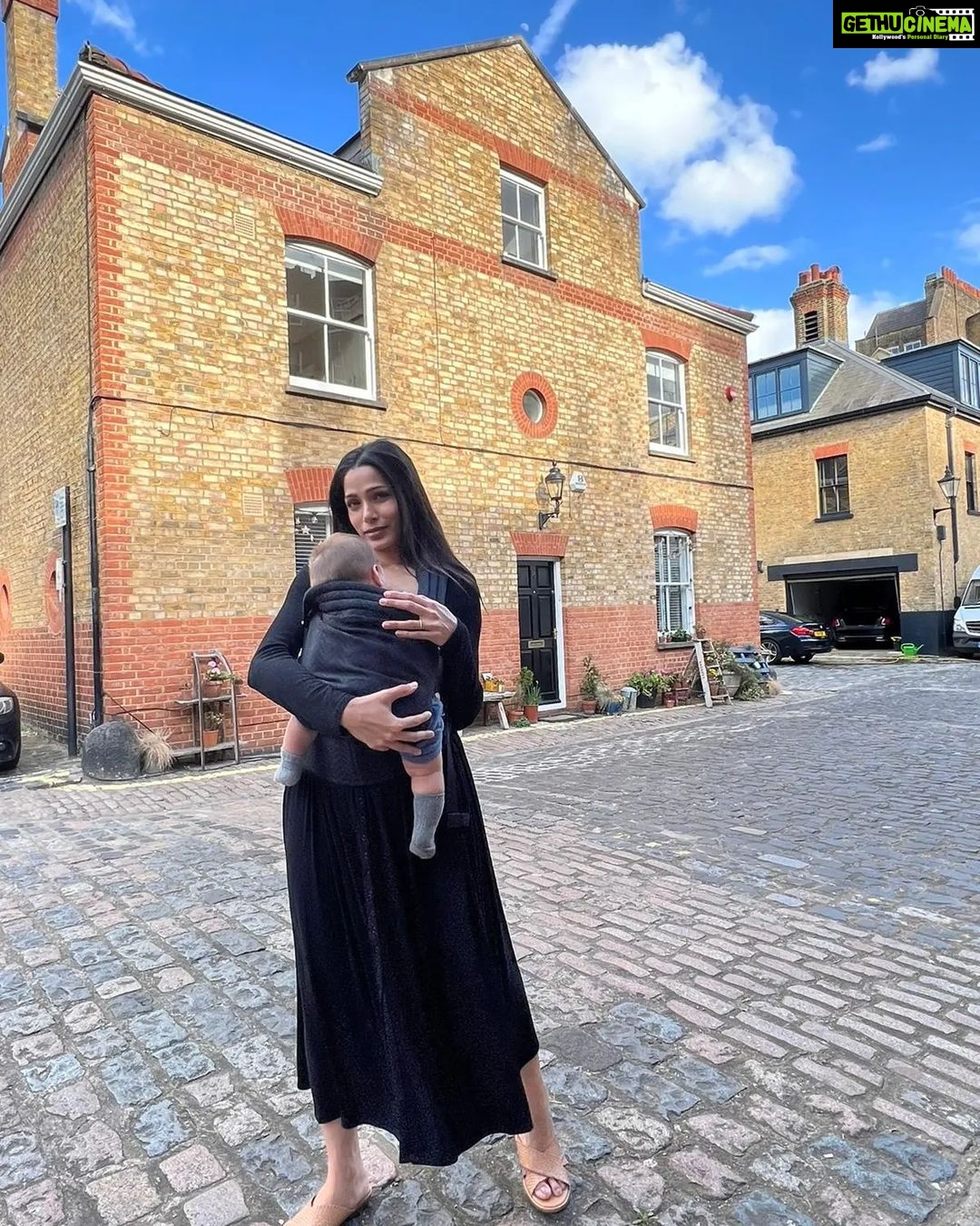 Freida Pinto Instagram - Rumi and Mama love London!