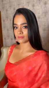 Gayathrie Instagram - Had the pleasure of glamming up this beautiful soul and a natural #actor @gayathrieshankar ❤️for the movie #vikram casting multiple legendary actors @ikamalhaasan @actorvijaysethupathi @fahadhfazil 

Dolling her up for one of her initial movie #puriyatha puthir to now in Vikram ,couldn’t be more proud and happy for ur achievements Gayu 🤗

Muah @samanthajagan @whatawink 
Stylist @navadevi.rajkumar 
Outfit @dithi.studio 
Jewellery @aaranyarentaljewellery 

#kollywood #actor #gayathrishankar #celebrity #celebritymakeupartist #hairstylist #winksalon #movies #glammakeup #naturalmakeup #audiolaunch #lovemyjob #grateful #lovelife