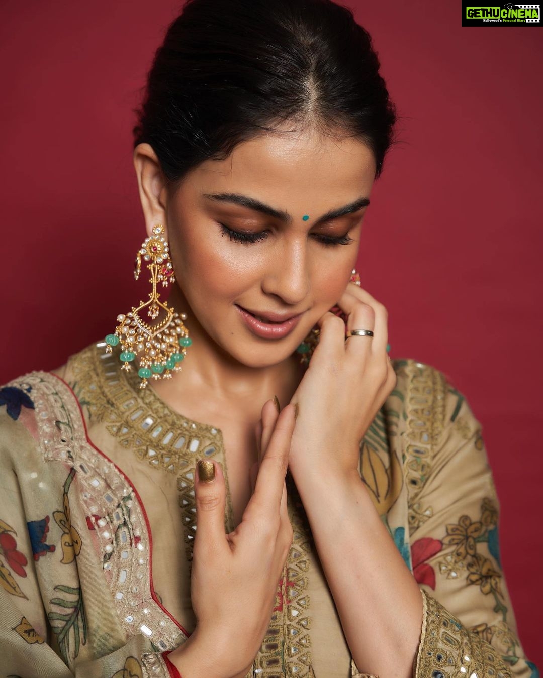Genelia D'Souza Instagram - There will always be haters and doubters and then there will always be YOU- proving them wrong ππππ #thoughtoftheday HMU- @rishinaacharya πΈ- @kvinayak11 π-@archanajaju.in Jewelry - @aulerthofficial x @tribebyamrapali Vegan juttis - @fizzygoblet