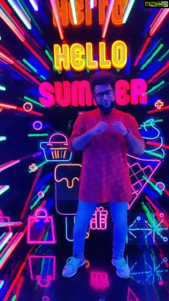 Haricharan Instagram - Grooving to my new Tamil song at @ahmairport #yosichiyosichi from #Andhagan Have you heard it yet?? PC - @pavithraharicharan @musicsanthosh @lyricist_vivek @actorprashanth @actorthiagarajan @priyawajanand @simranrishibagga Sardar Patel Ahmedabad Airport