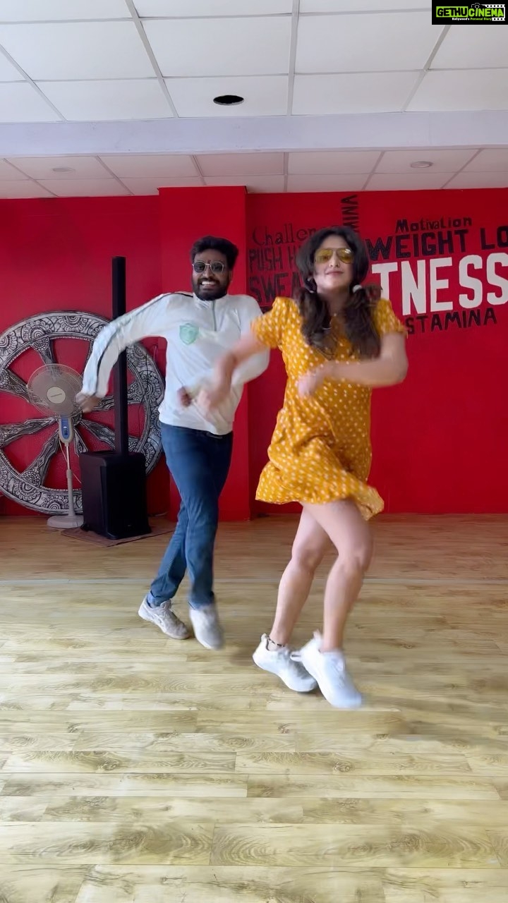 Hariprriya Instagram - Grooving through the week with this number 🥰 🔥 #Wednesdaymood #dancelife @murugananda 😎