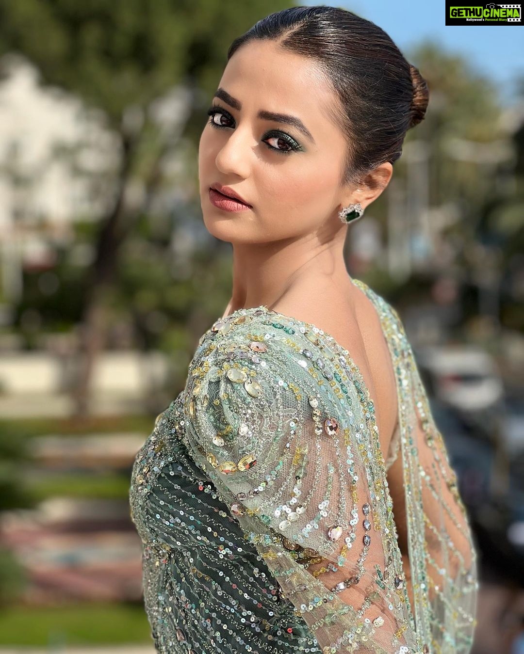 Helly Shah Instagram - Outfit @ziadnakad Jewellery @mozaati Styled by @natashaabothra Assisted by @simstyles20