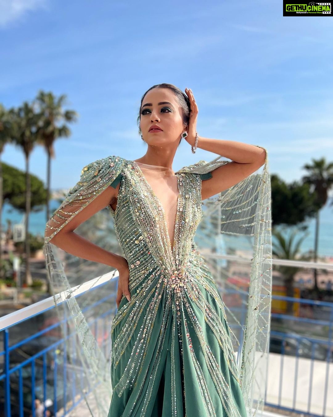 Helly Shah Instagram - Outfit @ziadnakad Jewellery @mozaati Styled by @natashaabothra Assisted by @simstyles20