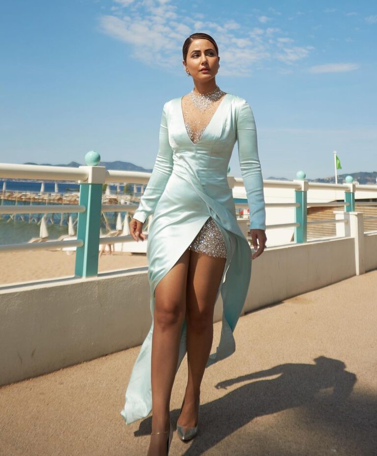 Hina Khan Instagram - A very good morning from the French Riviera 💙.. #cannes2022 #cannesfilmfestival #frenchriviera Outfit @skyttencouture @the_frntal Jewels @tuula.jewellery Styled by @sayali_vidya MUAH @lizbombenmakeup @gemma_pring