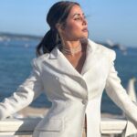 Hina Khan Instagram – From the D-day.. #PosterLaunch at @festivaldecannes #indianpavillion🇮🇳 #cannes2022 #frenchrivera 🤍

Outfit @gabycharbachy 
Jewellery @karishma.joolry 
Heels @zori.world
Styled by @sayali_vidya