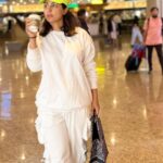 Hina Khan Instagram – Let’s fly away..
Morning world 🥰