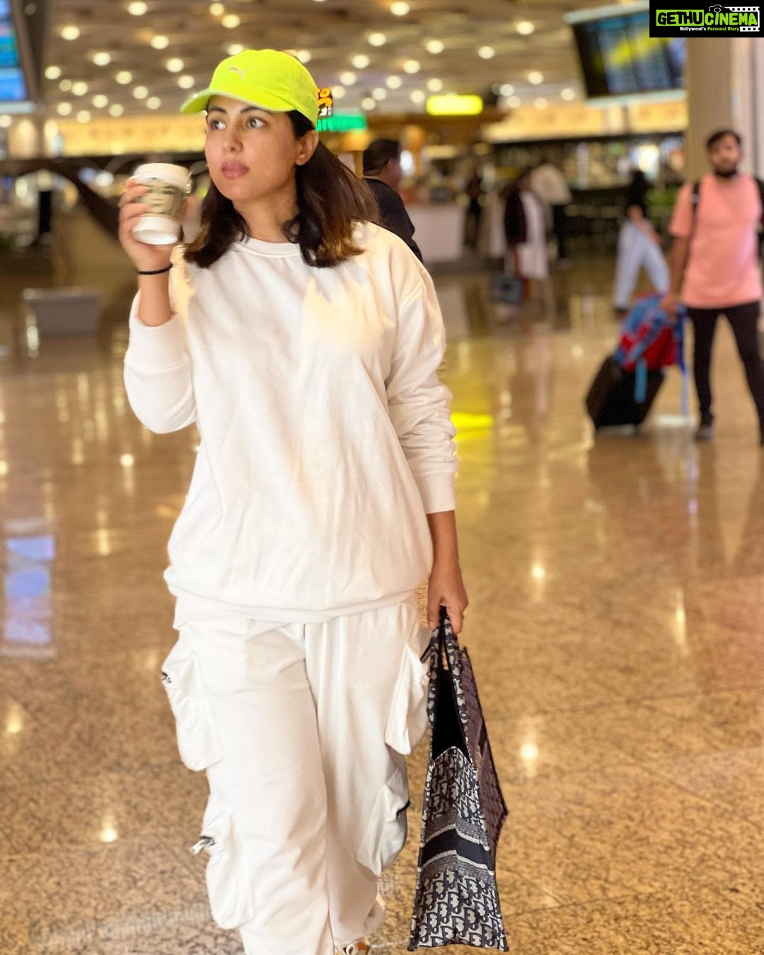 Hina Khan Instagram - Let’s fly away.. Morning world 🥰