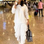 Hina Khan Instagram – Let’s fly away..
Morning world 🥰