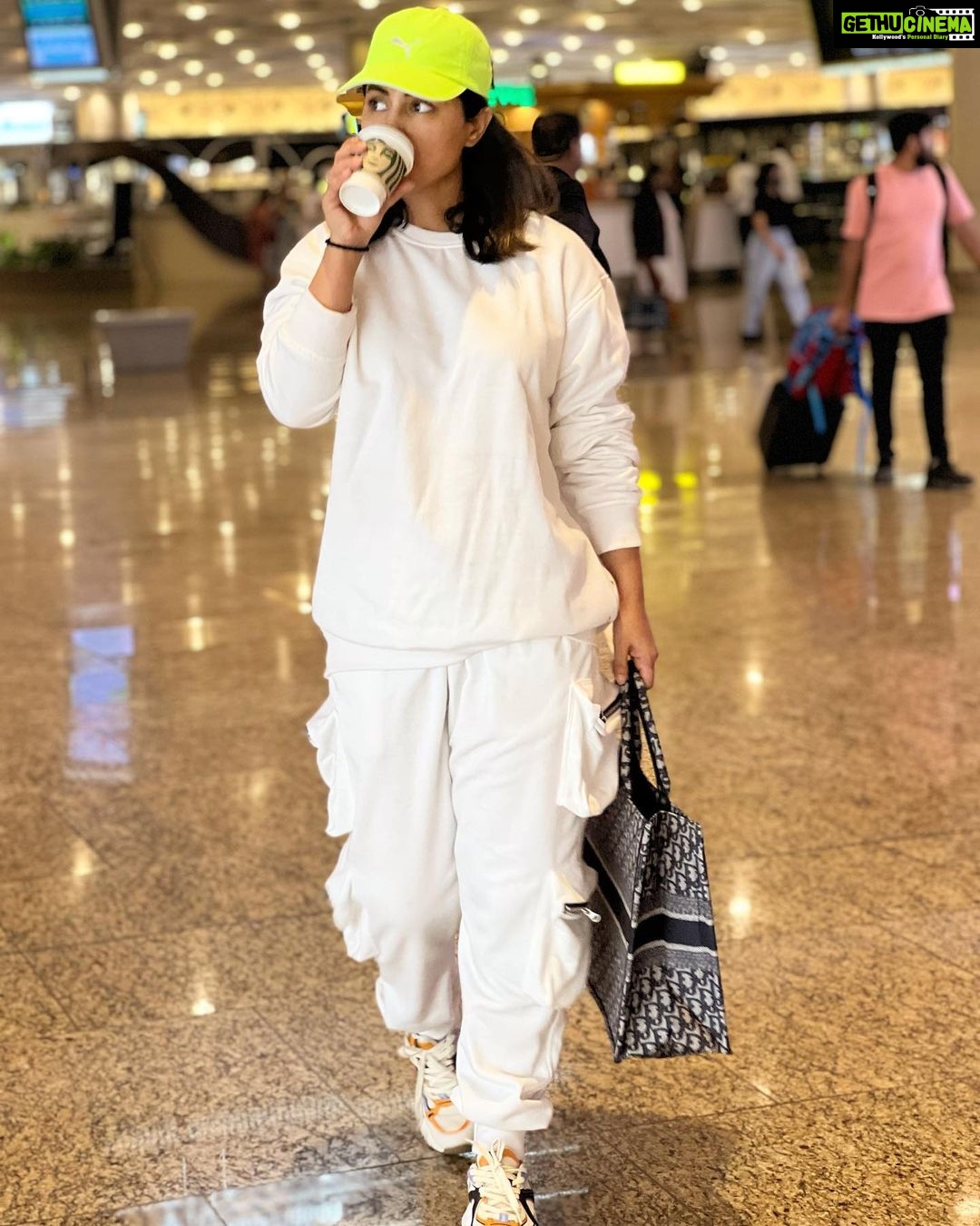 Hina Khan Instagram - Let’s fly away.. Morning world 🥰