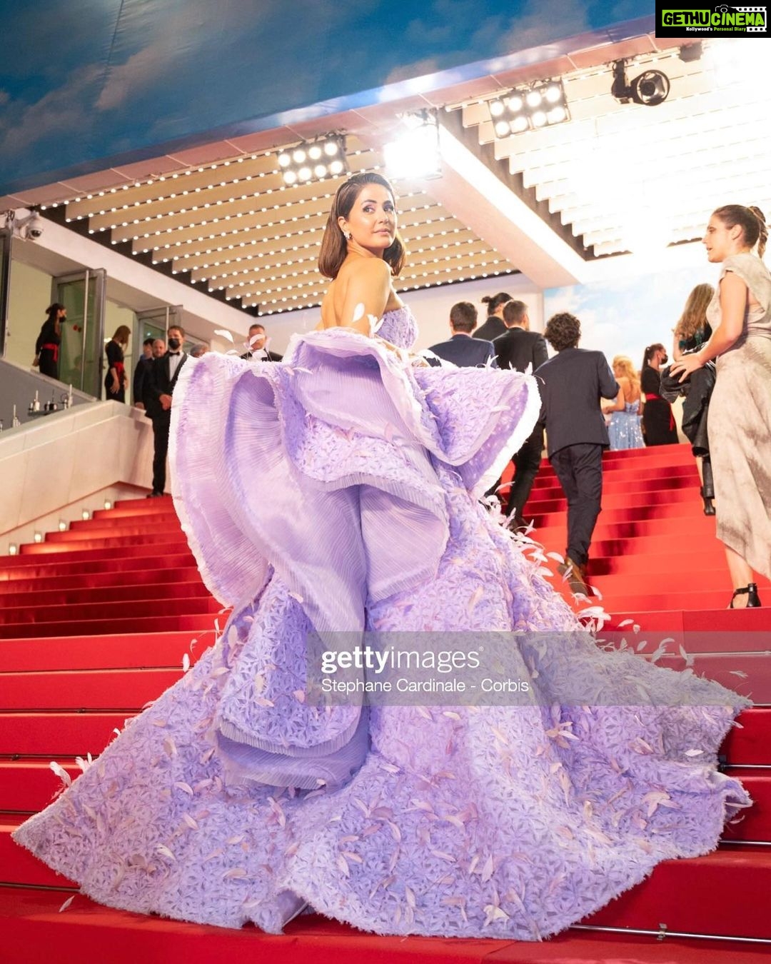 Hina Khan Instagram - #cannes2022 #redcarpet 💜 #DaddysPrincess . . Gown @sophiecouture Jewels @renuoberoiluxuryjewellery @mozaati @karishma.joolry Heels @loribluofficial Styled by @sayali_vidya Makeup @lizbombenmakeup Hair @nicola_noviello Assistant @gemma_pring