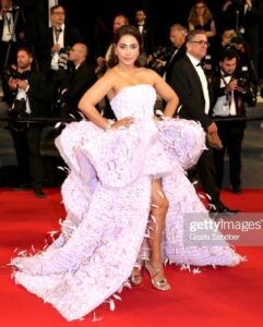 Hina Khan Instagram - #cannes2022 #redcarpet 💜 #DaddysPrincess . . Gown @sophiecouture Jewels @renuoberoiluxuryjewellery @mozaati @karishma.joolry Heels @loribluofficial Styled by @sayali_vidya Makeup @lizbombenmakeup Hair @nicola_noviello Assistant @gemma_pring