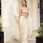 Hina Khan Instagram - 🤍🤍🤍 Outfit : @taruntahiliani @bibildn Jewellery: @karishma.joolry Shoes @charleskeithofficial MUAH @limaartistry 📸 @shakeelbinafzal And a very big thank you to my dear friend @mirzamiah 💛