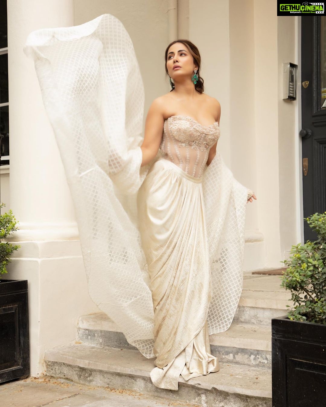 Hina Khan Instagram - 🤍🤍🤍 Outfit : @taruntahiliani @bibildn Jewellery: @karishma.joolry Shoes @charleskeithofficial MUAH @limaartistry 📸 @shakeelbinafzal And a very big thank you to my dear friend @mirzamiah 💛
