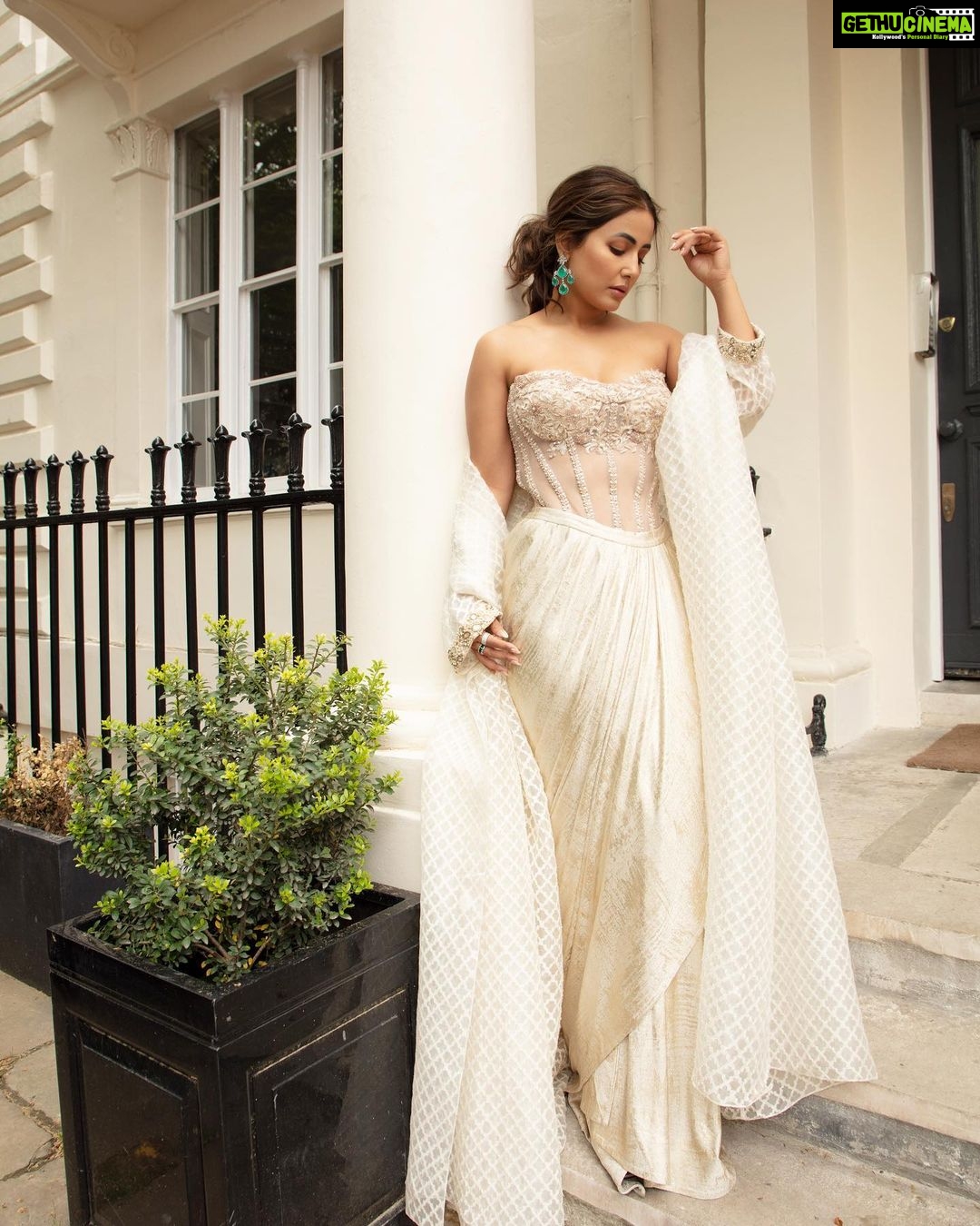 Hina Khan Instagram - 🤍🤍🤍 Outfit : @taruntahiliani @bibildn Jewellery: @karishma.joolry Shoes @charleskeithofficial MUAH @limaartistry 📸 @shakeelbinafzal And a very big thank you to my dear friend @mirzamiah 💛