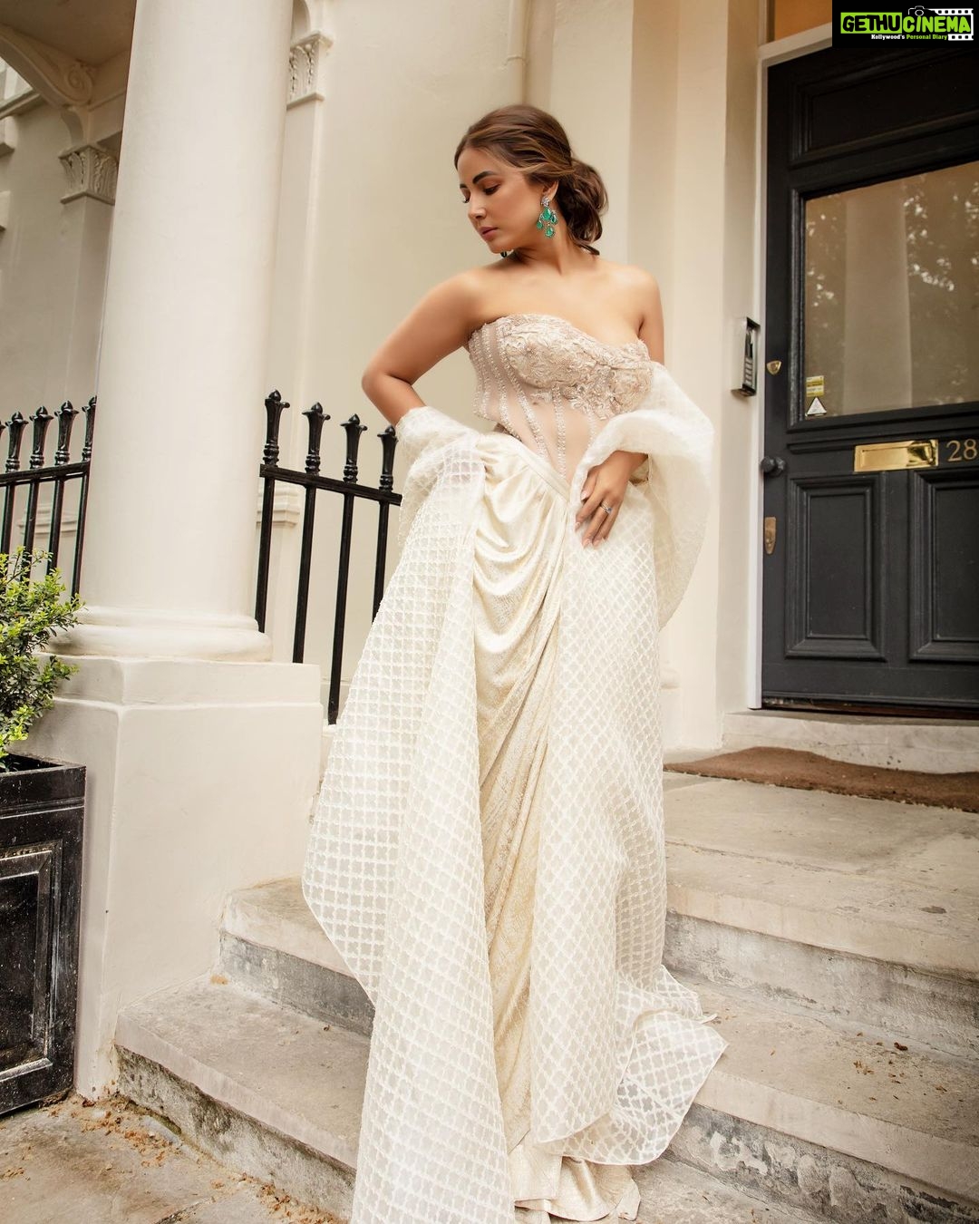 Hina Khan Instagram - 🤍🤍🤍 Outfit : @taruntahiliani @bibildn Jewellery: @karishma.joolry Shoes @charleskeithofficial MUAH @limaartistry 📸 @shakeelbinafzal And a very big thank you to my dear friend @mirzamiah 💛