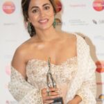 Hina Khan Instagram – Trailblazer of the Year for our film  #Lines.. #DareToDream #LondonLogues 
 Appreciations and deepest respect for  @ukasianfilmfestival @pushpinderchoudhry @dr_toyebapandit and I thank everyone for bestowing this international award and so much love and honour🙏❤️
Congratulations #TeamLines 
@hirosfbf