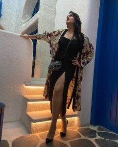 Huma Qureshi Instagram - The best girlfriends are those that send you an amazing dress when you cry ‘I have nothing to wear’ @sanamratansi and the other mad one who supports your impromptu photo-shoot without caring a damn about where you are @patralekhaa ;-) I love my #girls #sisters #sisterhood @farahkhankunder for being our OLA entertainment forever !! @aditiraohydari for being the gentle soul that you are ❤️😜💃#mondaymotivation
