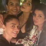 Huma Qureshi Instagram - The best girlfriends are those that send you an amazing dress when you cry ‘I have nothing to wear’ @sanamratansi and the other mad one who supports your impromptu photo-shoot without caring a damn about where you are @patralekhaa ;-) I love my #girls #sisters #sisterhood @farahkhankunder for being our OLA entertainment forever !! @aditiraohydari for being the gentle soul that you are ❤️😜💃#mondaymotivation