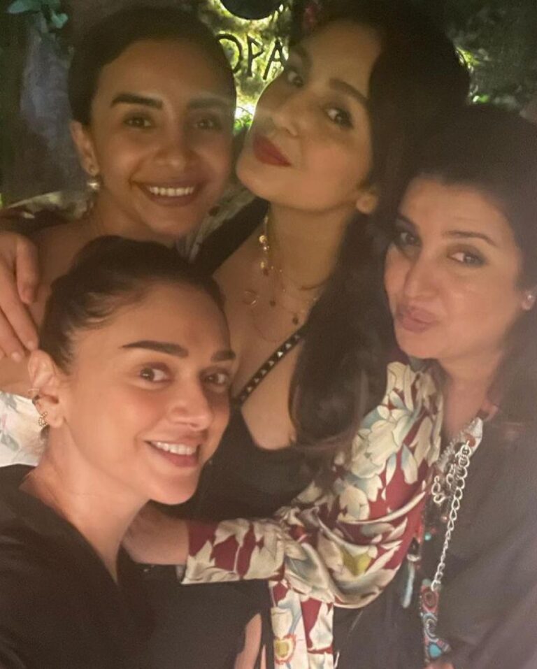 Huma Qureshi Instagram - The best girlfriends are those that send you an amazing dress when you cry ‘I have nothing to wear’ @sanamratansi and the other mad one who supports your impromptu photo-shoot without caring a damn about where you are @patralekhaa ;-) I love my #girls #sisters #sisterhood @farahkhankunder for being our OLA entertainment forever !! @aditiraohydari for being the gentle soul that you are ❤️😜💃#mondaymotivation