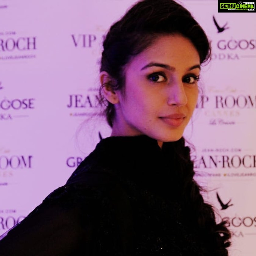 Huma Qureshi Instagram - 10 years to the EXACT day when Gangs of Wasseypur had it’s world premiere at the Cannes Film Festival. My first film , the first time I saw myself on the big screen and my first time at Cannes. It was a crazy special day indeed .. thank u @vidushak for some of these images…Made me really emotional. Thank u @anuragkashyap10 for giving me this film AND a film career .. and believing in me when no one did. Today so many people who have been part of that film are doing so well .. can’t believe how we made this film and had so much fun doing it 🙏🏻🧿❤️ #gratitude #blessed PS - I didn’t even know how to pose .. look at me standing like I’m part of the school choir 😹😹 #wewerejustkids