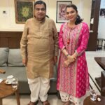 Isha Koppikar Instagram – It was wonderful meeting Hon. Shree @gadkari.nitin ji at his residence today.

#ishakoppikarnarang #nitingadkari #insights #inspiration #motivation