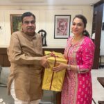 Isha Koppikar Instagram - It was wonderful meeting Hon. Shree @gadkari.nitin ji at his residence today. #ishakoppikarnarang #nitingadkari #insights #inspiration #motivation