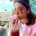Isha Koppikar Instagram - Matching with my drink! ✨🍹 #ishakoppikarnarang #matching #twinningiswinning #weekend #london #traveldiaries