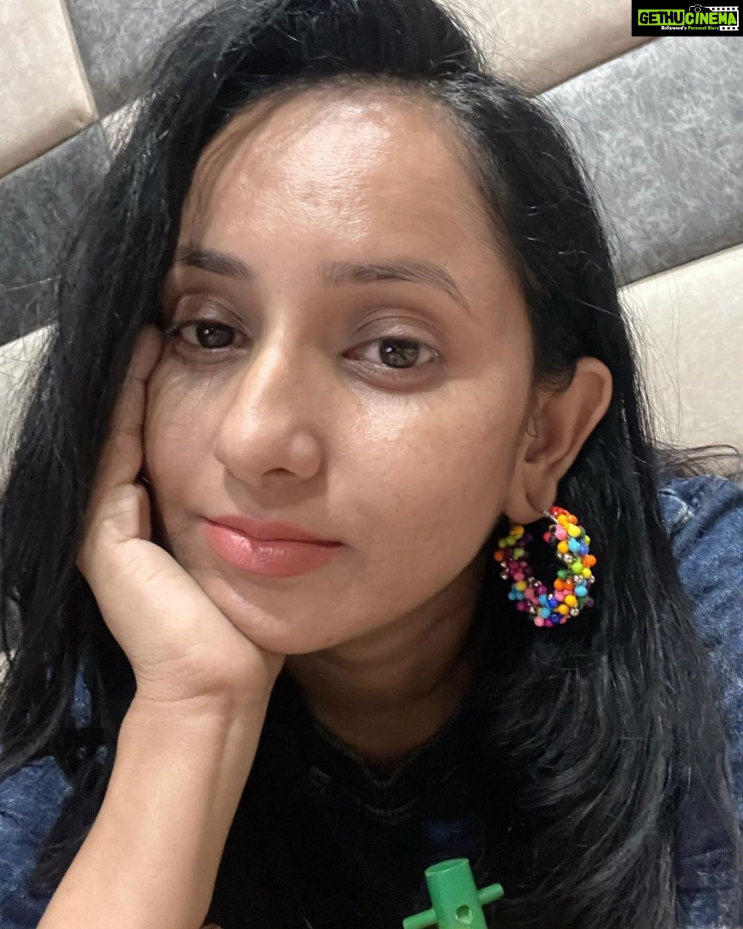 Ishika Singh Instagram - In love with my boho colourful earrings and Mac mocha lipstick … so subtle and blends well … must have in your lipstick collection for Indian skin tone . #bohostyle #bohoearrings #earrings #selfieselfie #selfietime #selfienation #postingspree #madness #noworktodo #madmax #earringslover #maclipstick #maclipstickcollection #lipstickshades #maclipstickday #whattodo #kyakaroon #time #macmocha #maclips
