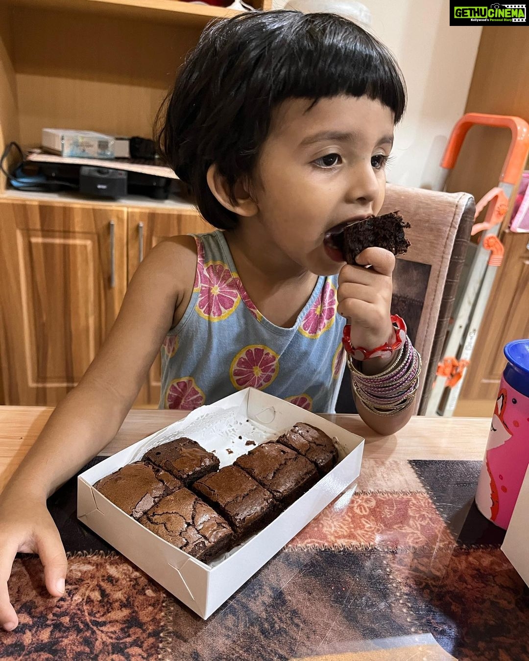 Ishika Singh Instagram - My love and search for brownies took me to @the_baigsters_delight … the more I talk the less it is . Firstly I liked the packaging… it made me feel so good n special that there was instant smile on my face . ( package is missing in pics as my baby is refusing to lend for pics ) coming to the brownies aaahhhhhhhhh… they r perfectly baked … n dense the way I like . Upper layer is crusty … also the way it is suppose to be :) it’s a perfect 🤩 remedy for any sweet tooth cravings . They don’t look like homemade but they are home baked with lots and lots of love ❤️. Order ur brownies now and am sure u will agree with me . #brownies #brownierecipe #brownielovers #loveforbrownies #baking #bakinglove #bakingfromscratch #browniegourmet #brownies #brownielove #browniebox #chocolatebrownie #hyderabadfoodie #hyderabadbrownies #hyderabadfoodblogger #hyderabadfooddiaries