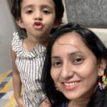 Ishika Singh Instagram - N then … Pari photobomb’s my selfie 🤳 #photobomb #bloopers #motherdaughter #mommylife #pari #mommysworld🌎 #selfietime #selfie #selfiegram #selfielove #selfiegirl #naughtiest #troublemaker #doubletrouble #twoyearsold