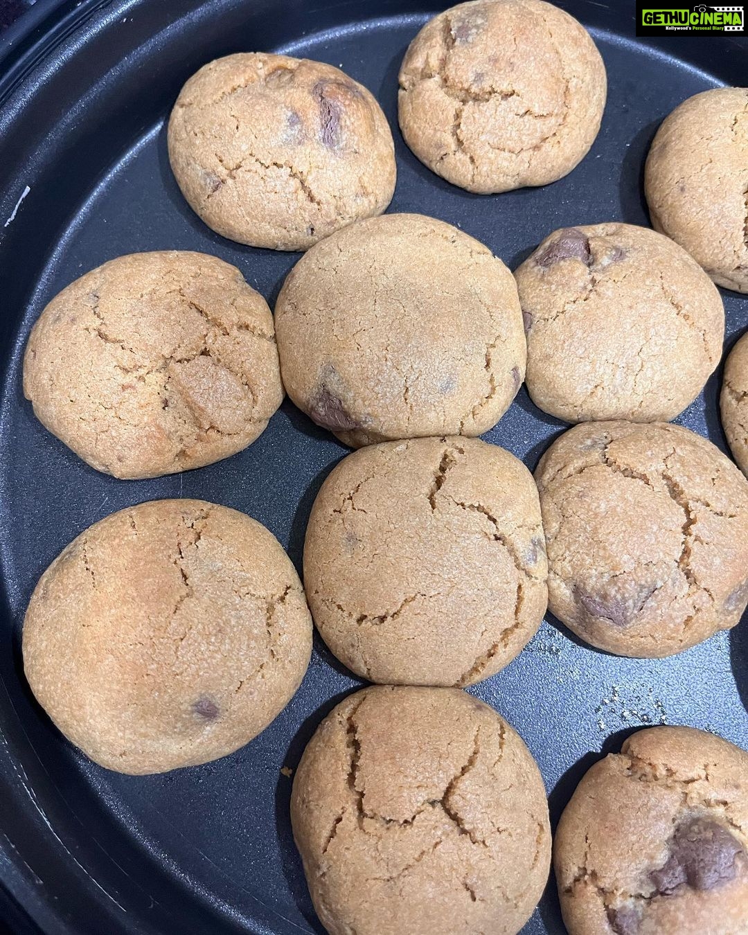 Ishika Singh Instagram - This time cookies were much better … much crispier … uniform thickness … properly baked n the size is just how it is suppose to be . They say practice makes it perfection n I can see it :) #momlife #mombaker #mombakes #bakingcookie #baking #bakinglove #bakingtime #bakingfromscratch #bakingaddiction #bakingtherapy #bakingpassion #bakingcookies #cookies #cookie #cookieart #cookielover #cookiedough #cookiedough #cookielove #cookies🍪 #chocolate #chocolatechipcookies #chocolatelover #chocolatechip #chocolatechipscookies