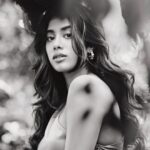 Janhvi Kapoor Instagram - 🌗