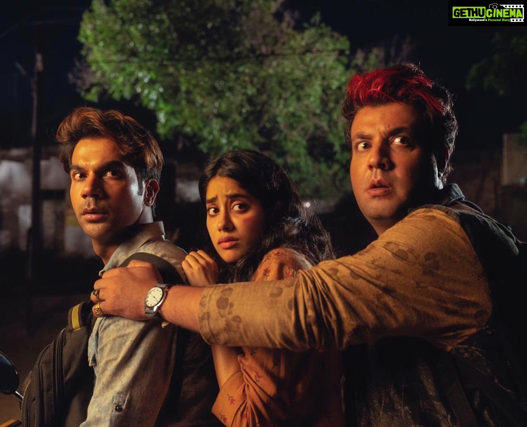 Janhvi Kapoor Instagram - It's going to be a hilariously-chilly ride! #RoohiAfzana will now take over the big screen on 5th June 2020 @Rajkummar_Rao @fukravarun #DineshVijan @serialclicker811 @mriglamba @gautam.m1 @maddockfilms @officialjiocinema