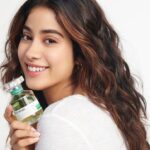 Janhvi Kapoor Instagram - Happy Republic Day from @benetton_perfumes and me to you all! ❤️ 🇮🇳