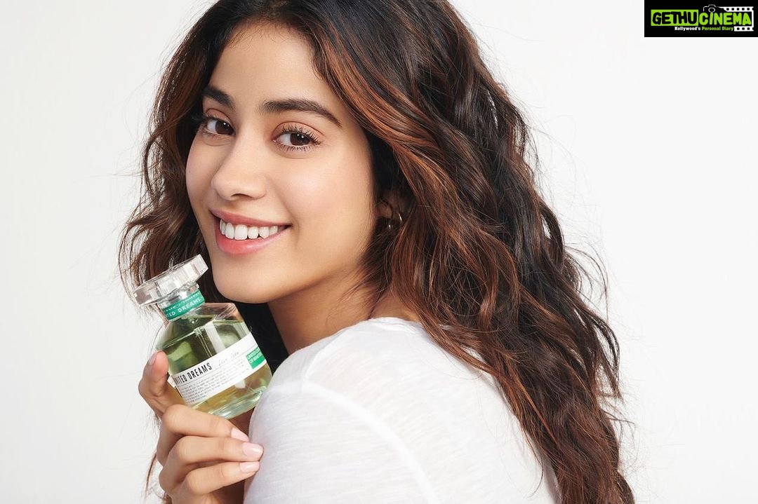 Janhvi Kapoor Instagram - Happy Republic Day from @benetton_perfumes and me to you all! ❤️ 🇮🇳