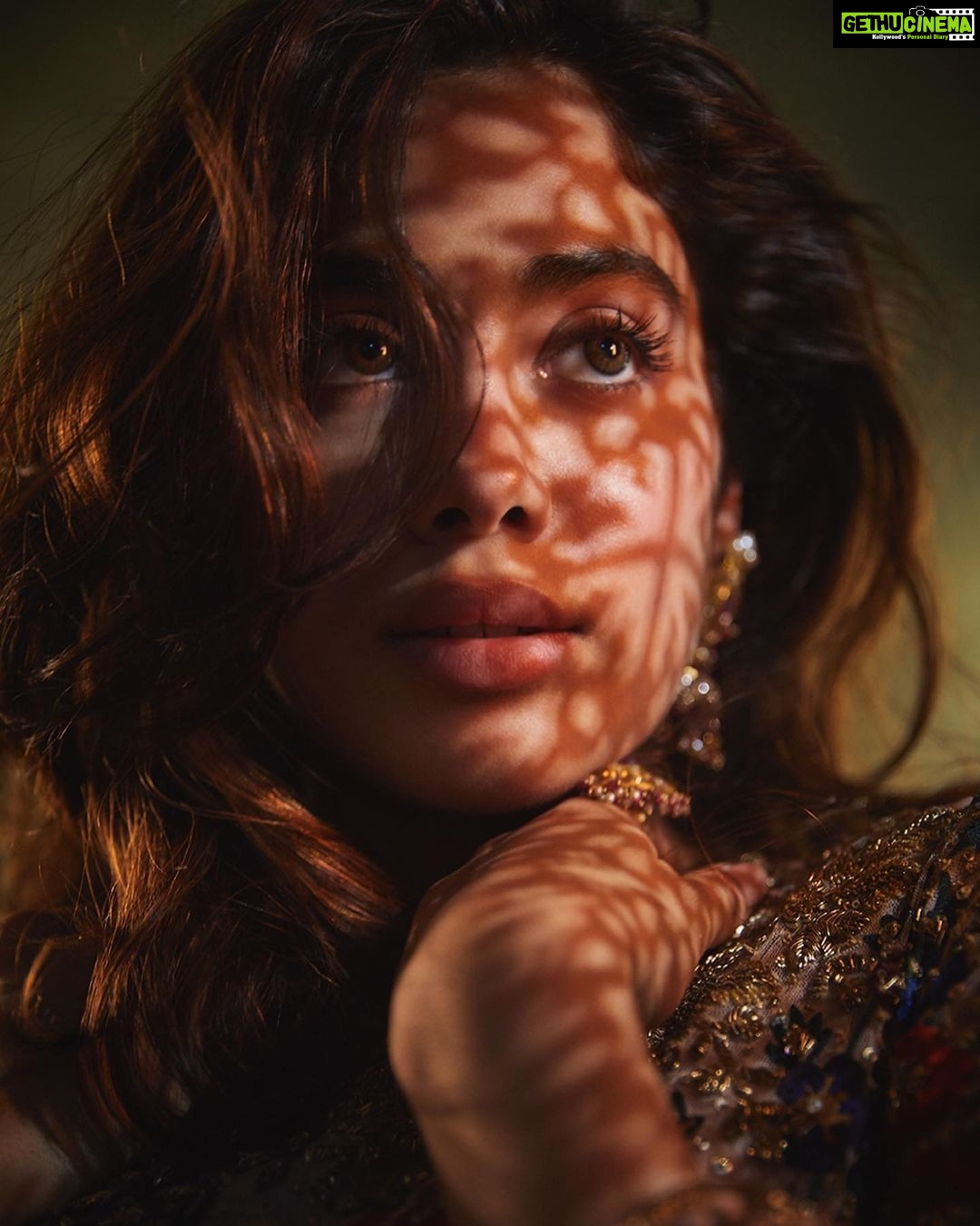 Janhvi Kapoor Instagram - ✨ 📸 @rohanshrestha 💄💇🏻♀️ @eltonjfernandez Stylist: @devanshi.15 PR agency: @hypenq_pr