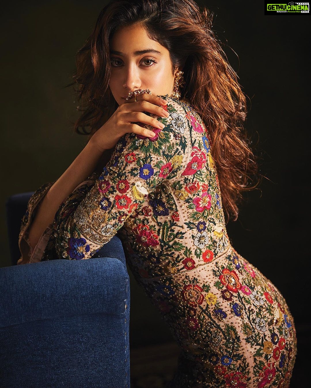 Janhvi Kapoor Instagram - 📸 @rohanshrestha 💄💇🏻♀️ @eltonjfernandez Stylist - @devanshi.15 PR Agency- @hypenq_pro