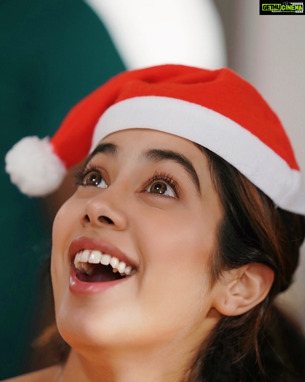 Janhvi Kapoor Instagram - Itβs almost Christmas and Iβve got more than one reason to be this happy!! π€π»πβ¨πππΊπΌ p.s this was truly candid