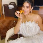 Janhvi Kapoor Instagram - Pizza, anyone? 🐣