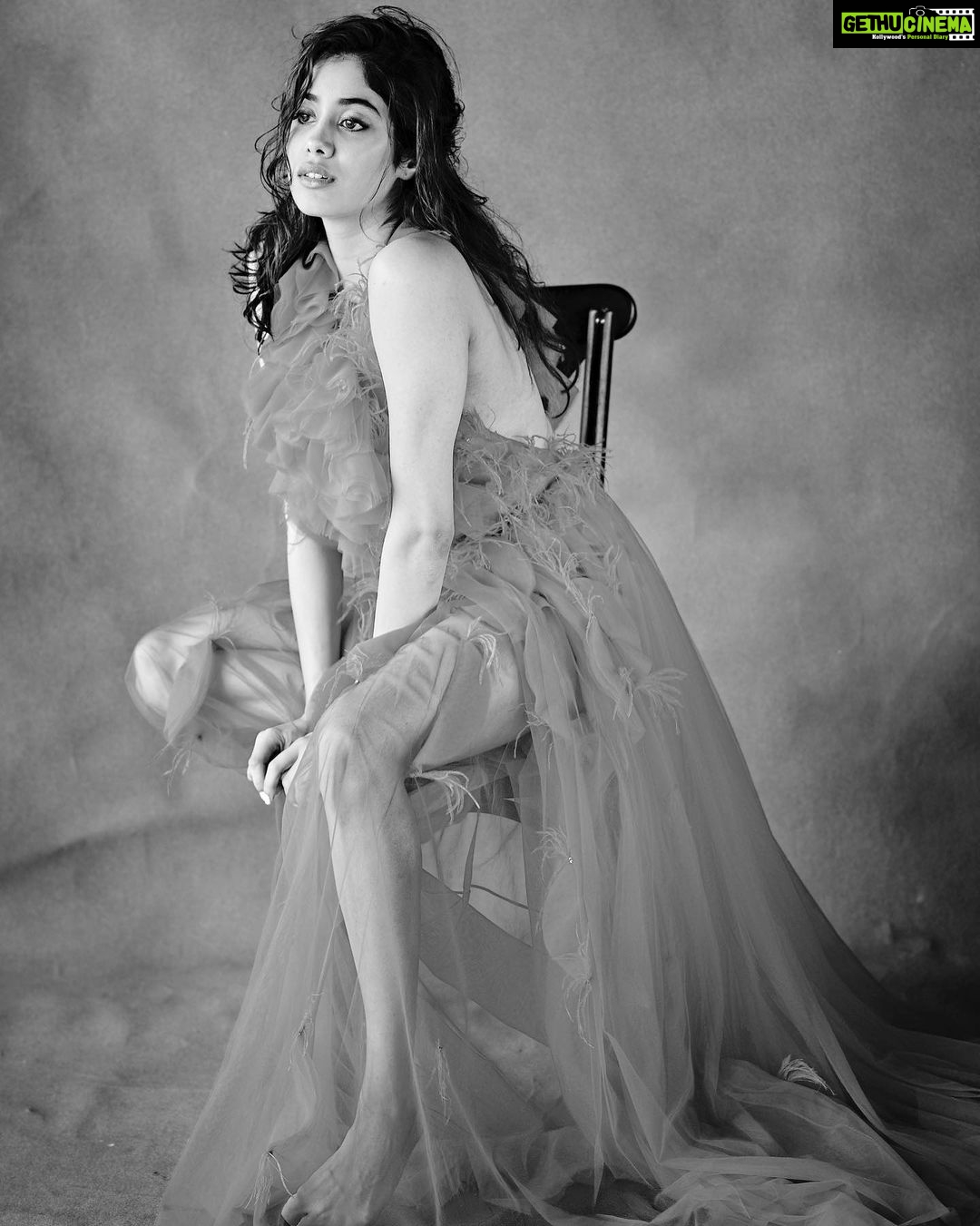 Janhvi Kapoor Instagram - think of u a lot, sometimes 💠Story by @ananyag81 Pictures shot exclusively for @htbrunch by @thehouseofpixels Styled by @lakshmilehr Hair and makeup @florianhurel Location @mandarinstudios