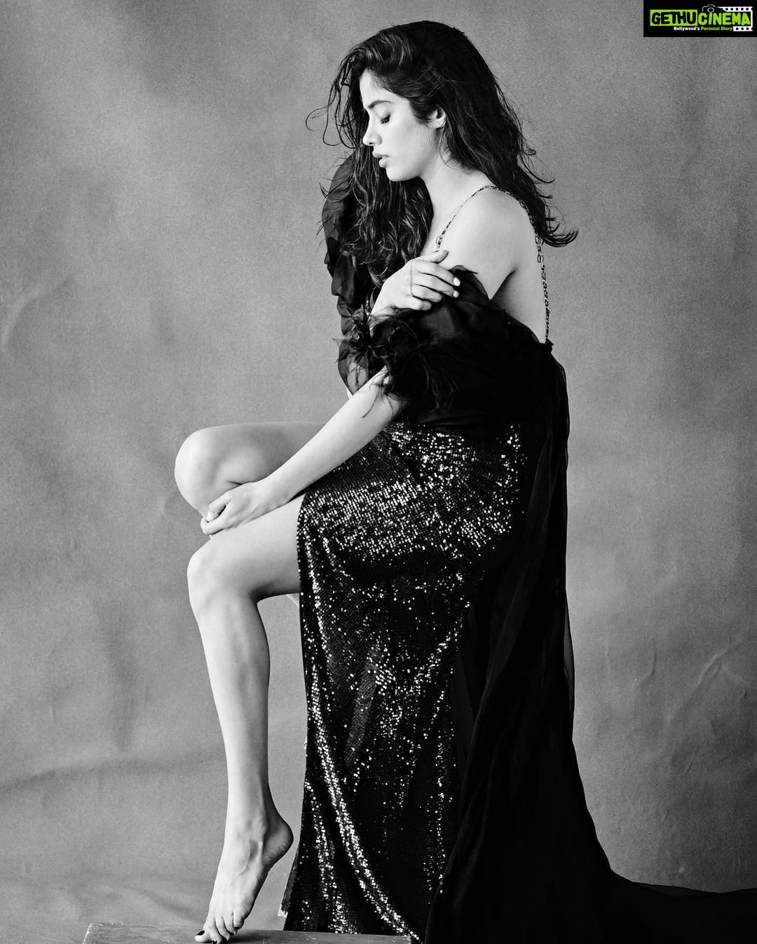 Janhvi Kapoor Instagram - Story by @ananyag81 Pictures shot exclusively for @htbrunch by @thehouseofpixels Styled by @lakshmilehr Hair and makeup @florianhurel Location @mandarinstudios