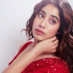Janhvi Kapoor Instagram - Saree dreams coming true 🌹 #sarinotsorry