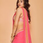 Janhvi Kapoor Instagram - Can I live in a saree forever!!! 🌺🌸🌷🌹💐🌼✨🐚