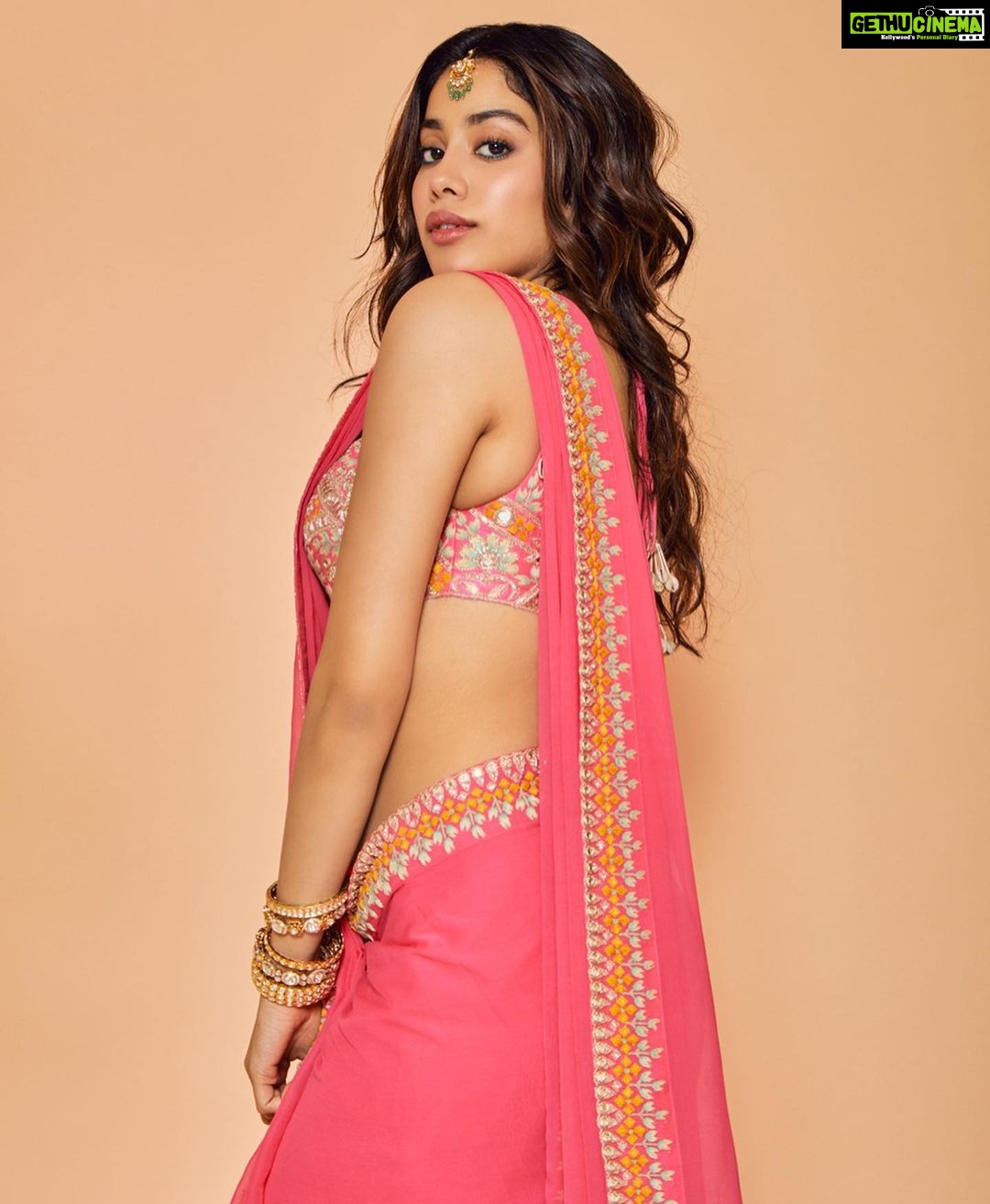 Janhvi Kapoor Instagram - Can I live in a saree forever!!! πΊπΈπ·πΉππΌβ¨π