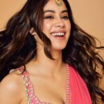 Janhvi Kapoor Instagram - Can I live in a saree forever!!! 🌺🌸🌷🌹💐🌼✨🐚