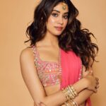 Janhvi Kapoor Instagram - Can I live in a saree forever!!! 🌺🌸🌷🌹💐🌼✨🐚