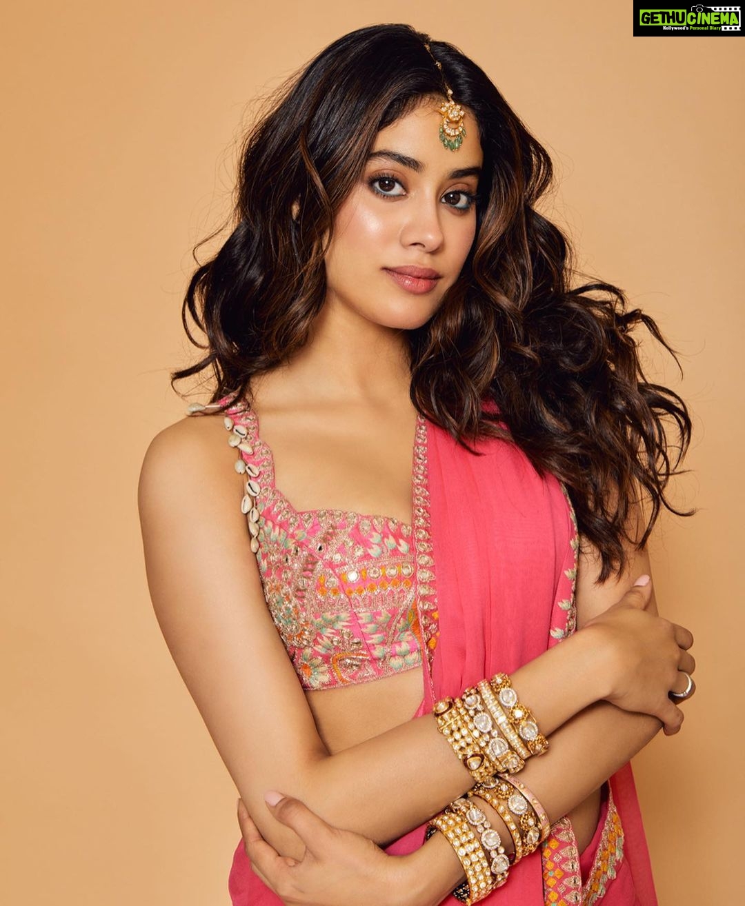 Janhvi Kapoor Instagram - Can I live in a saree forever!!! πΊπΈπ·πΉππΌβ¨π