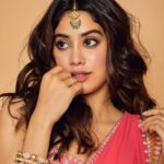 Janhvi Kapoor Instagram - Can I live in a saree forever!!! 🌺🌸🌷🌹💐🌼✨🐚