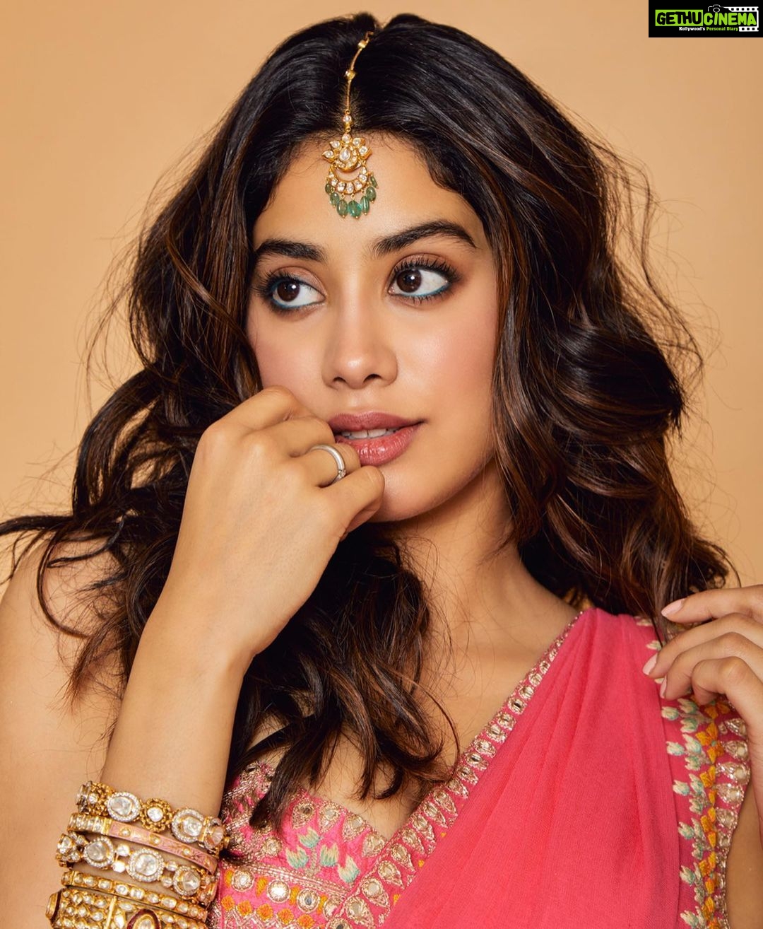 Janhvi Kapoor Instagram - Can I live in a saree forever!!! πΊπΈπ·πΉππΌβ¨π